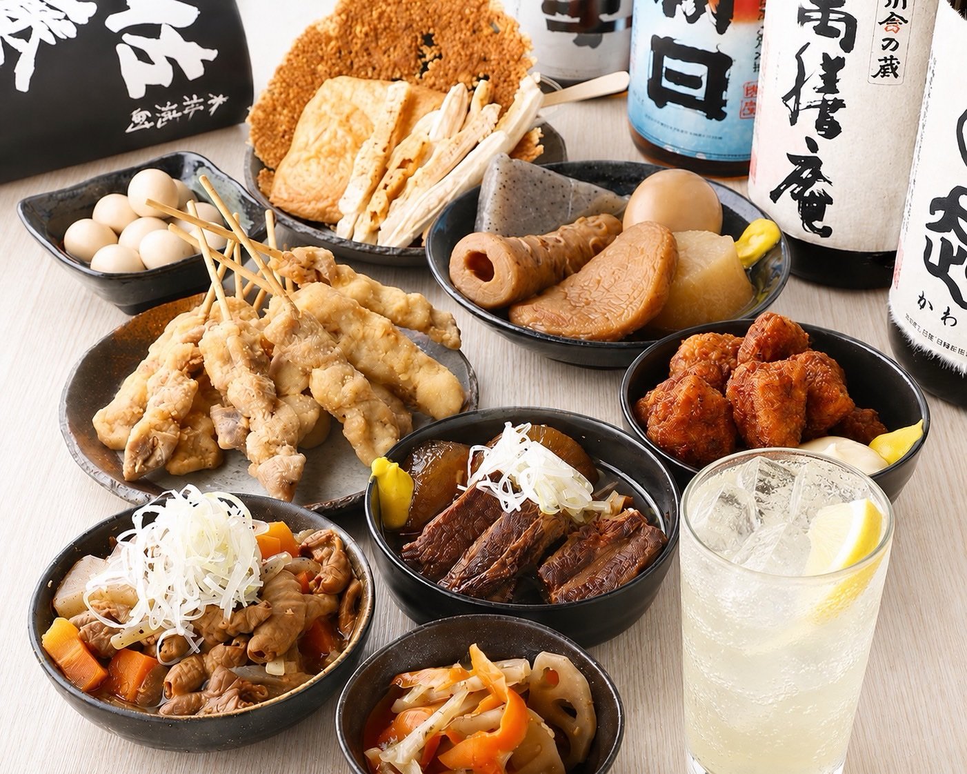 木の扉と店内の灯りが見える居酒屋の入口まわり