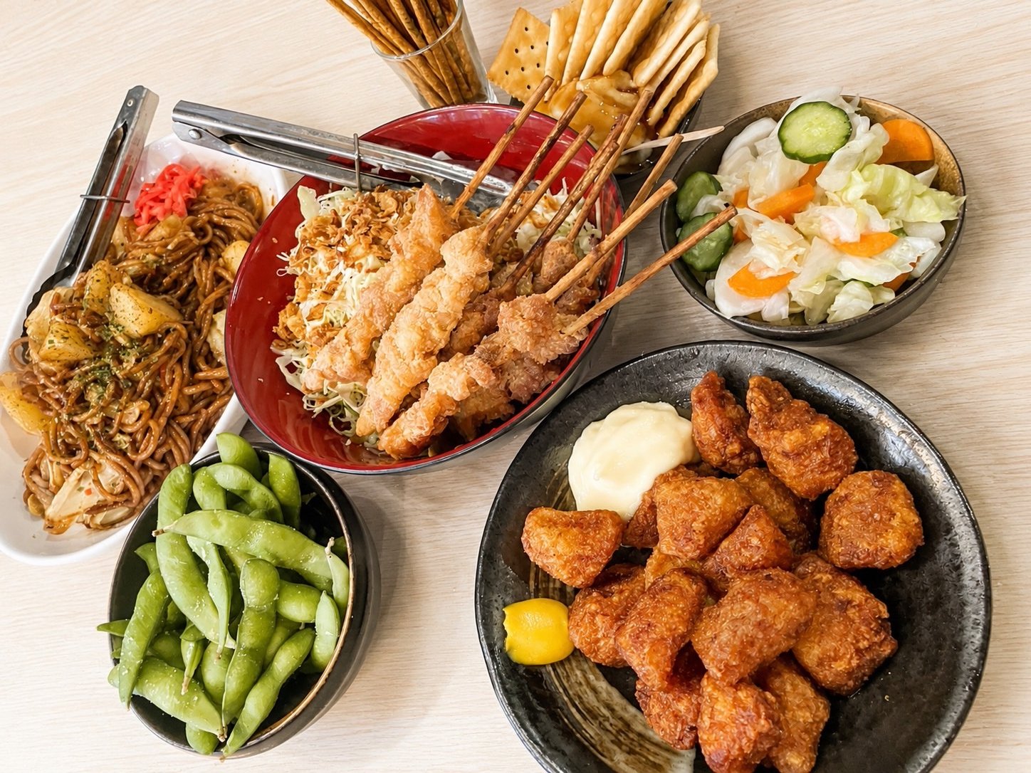 広い店内の通路と座席が見える居酒屋の内観